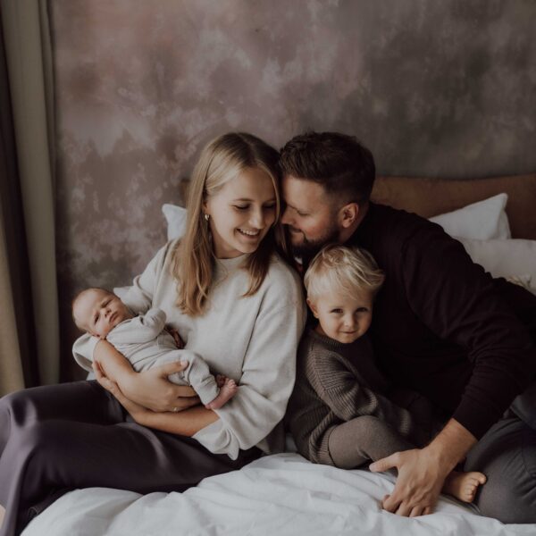 Sesja noworodkowa ze starszym rodzeństwem – Studio Bliskie